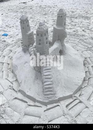 Vue sur un grand château de sable sur une plage de sable blanc Banque D'Images