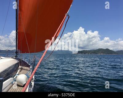 Voile sous le spinnaker, à Port Shelter, Hong Kong Banque D'Images