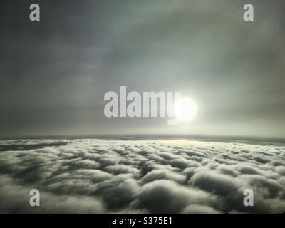 Lever du soleil à 35 000 pieds avec halo autour du soleil. Banque D'Images