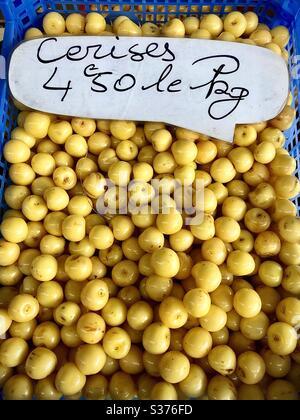 Cerises de dessert jaunes fraîches à vendre sur la stalle du marché français. Banque D'Images