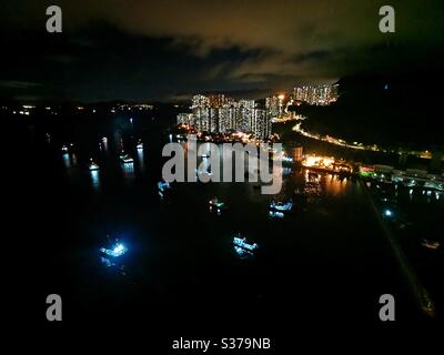 Vue aérienne nocturne du port d'Aberdeen et des quartiers de Wah fu et de la Residence Bell-air à Hong Kong. Banque D'Images