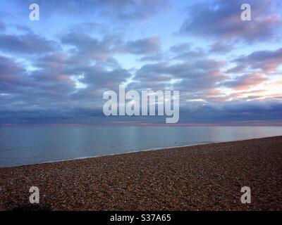Nuages roses et bleus au crépuscule sur la Manche depuis la plage de Deal, Kent, Royaume-Uni Banque D'Images