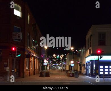 Deal High Street, décorée de lumières de Noël, a déserté un soir juste avant Noël, Kent, Royaume-Uni. Banque D'Images