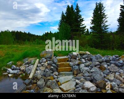 Visitez Bragg Creek, Alberta, Canada, barrage, étang, ruisseau, ruisseau, montagnes, miroir, réflexion, nature sauvage, pittoresque, eau, terre, collines, ciel. Banque D'Images