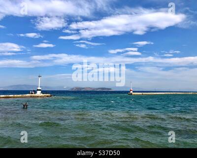 Vue sur les phares dans le vieux port de Limenas, la capitale de l'île de Thassos en Grèce. Banque D'Images