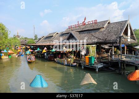 Marché flottant, Pattaya, Thaïlande. Banque D'Images