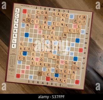 Ils ont fini le jeu de tableau Scrabble en utilisant les lettres faites de tuiles. Banque D'Images