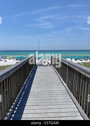 Pont en bois menant à une plage de sable blanc avec vue sur les eaux émeraude du golfe du Mexique Banque D'Images