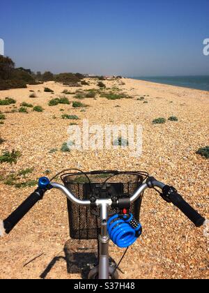 Le guidon d'un vélo face à la plage à Walmer, Deal, Kent UK Banque D'Images