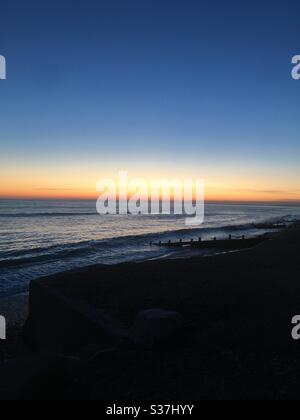 Coucher de soleil sur Milford sur Sea Beach. Banque D'Images