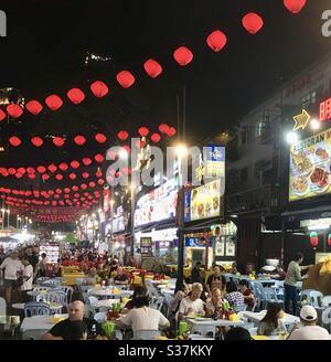 Jalan Alor de nuit populaire pour les nombreux restaurants en plein air bondés avec les touristes et les habitants Bukit Bintang Kuala Lumpur Malaisie Banque D'Images