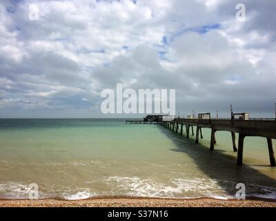 Quai de Deal sur la côte de Kent à marée basse au Royaume-Uni Banque D'Images