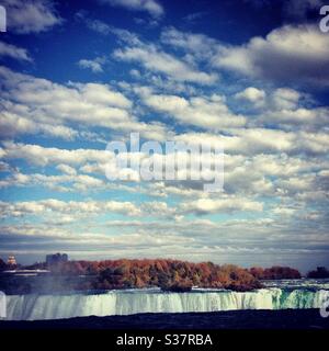 Niagara Falls chute d'eau au Canada avec un ciel nuageux et bleu. Banque D'Images