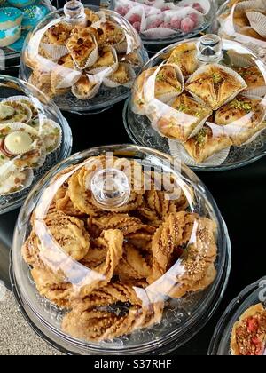 Exposition de gâteaux de lave du Moyen-Orient au marché arabe de Châtellerault, Vienne (86), France. Banque D'Images