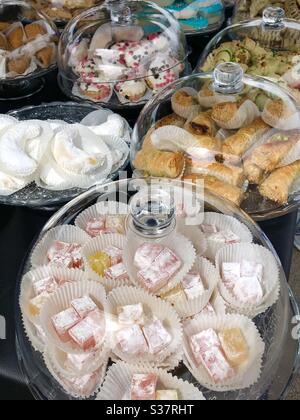 Exposition de gâteaux de lave orientaux au marché arabe de Châtellerault, Vienne (86), France. Banque D'Images