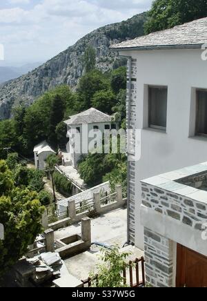 Maisons sur des pentes abruptes dans le village de Makrinitsa sur la péninsule de Pelion près de Volos dans le centre de la Grèce. La région montagneuse est belle et populaire avec des demeures et des rues construites en haut. Banque D'Images