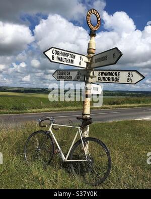 Cyclisme dans les South Downs près de Droxford dans la vallée de Meon Banque D'Images