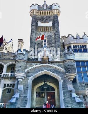 Entrée principale de Casa Loma. Maison de style gothique et jardin de style Renaissance dans le centre-ville de Toronto, Ontario, Canada, qui est maintenant un musée et un monument historique. Banque D'Images