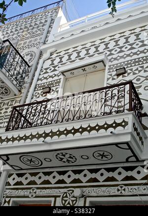 Maison très décorée à Pyrgi, sur l'île de Chios (Xios), en Grèce. La décoration traditionnelle du «xysta» (avec du sable noir et du blanc) produit les célèbres motifs géométriques. Banque D'Images