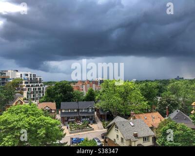 Nuages inquiétants dans le ciel. Banque D'Images