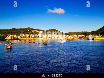 Le village de Yung Shue wan sur l'île Lamma à Hong Kong. Banque D'Images