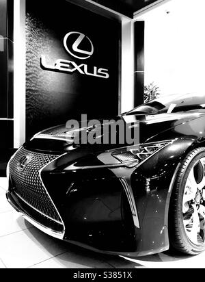 Détail d'une automobile Lexus dans la salle de douche automobile 2020. Banque D'Images