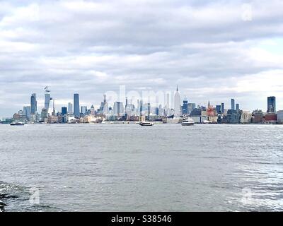 Midtown Manhattan et Hudson River vus du parc national Liberty, Jersey City (NJ)