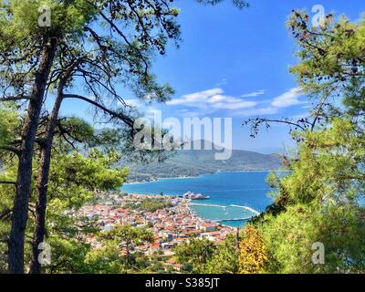 Vue depuis l'Acropole de Limenas, la capitale de l'île de Thassos, et les montagnes verdoyantes derrière. Banque D'Images