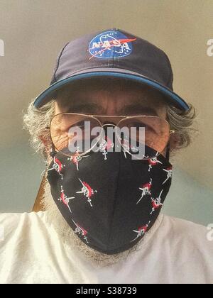 Moi dans un masque de visage Pirate-thème, prêt pour le 24 juillet quand il sera obligatoire de les porter dans les magasins au Royaume-Uni Banque D'Images