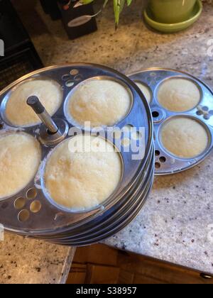 Idlis frais à la vapeur dans le rack Banque D'Images