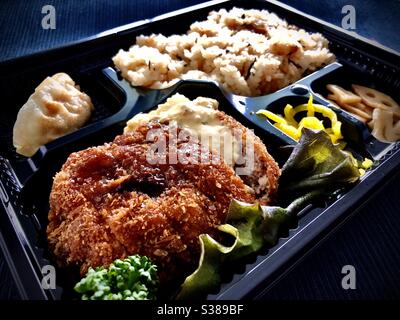 Déjeuner de cuisine japonaise de style occidental : menchi katsu (côtelette de viande hachée) boîte à bento Banque D'Images