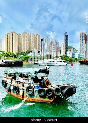 Un bateau Sampan près du port d'Aberdeen à Hong Kong. Banque D'Images