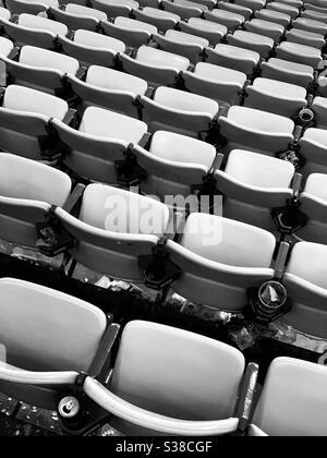 Des places de stade vides dans un parc à balles. Banque D'Images