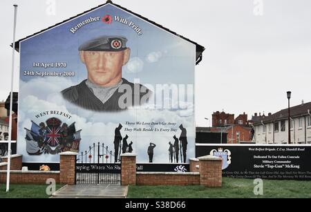 Une fresque loyaliste (protestante) peinte sur une maison en terrasse dans la région de Shankill à Belfast, en Irlande du Nord. Ces peintures murales sont des symboles célèbres des divisions politiques et religieuses du passé. Banque D'Images