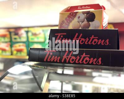 Boîtes de beignets au café Tim Hortons de New York, aux États-Unis, le 15 2018 août Banque D'Images