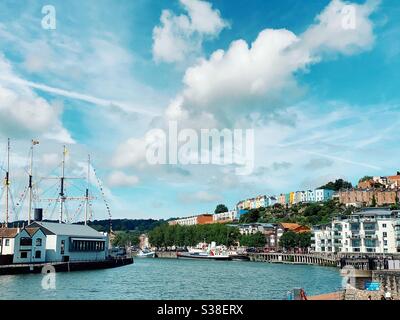 La SS Grande-Bretagne de Brunel et des maisons colorées à Hotwells, ville de Bristol, Royaume-Uni Banque D'Images
