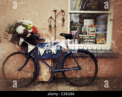 Vélo à l'extérieur d'une boutique à Narberth, dans l'ouest du pays de Galles. Banque D'Images