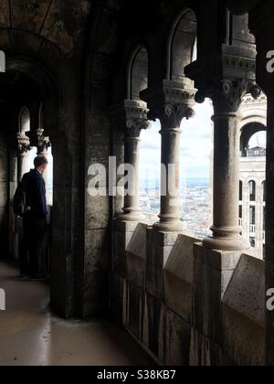 Homme regardant la vue à travers les piliers depuis le sacré cour, Paris Banque D'Images