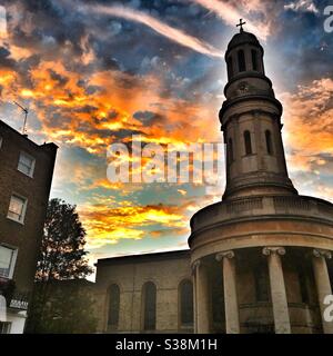 Église Sainte-Marie, Marylebone, Londres, au coucher du soleil Banque D'Images