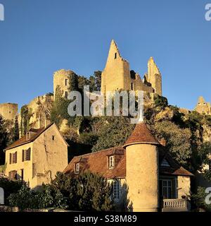 Lumière du soir sur le château en ruines d'angles-sur-l'Anglin dans la Vienne, France. Banque D'Images