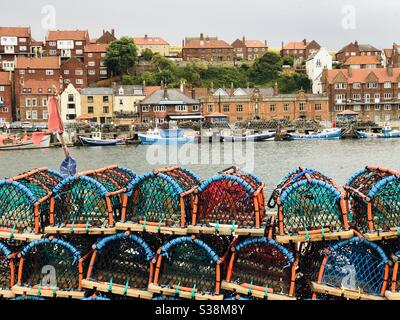 Nouveaux pots de homard colorés sur le quai de l'Esk à Whitby, dans le North Yorkshire, en Angleterre, au Royaume-Uni Banque D'Images