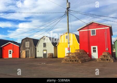 Pièges à homard et hangars à appâts sur un quai dans la région rurale de l'Île-du-Prince-Édouard, Canada. Banque D'Images