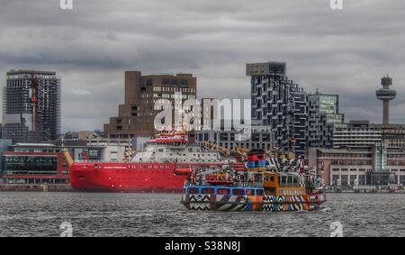 Sir RRS David Attenborough a amarré au terminal de croisière de Liverpool Passé par Mersey Ferry Banque D'Images