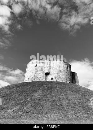 Tour de Clifford, château de York, en noir et blanc. Yorkshire, Royaume-Uni. Banque D'Images