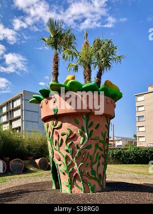 Grande sculpture en pot de plantes dans la partie Depodepo du « jardin des plantes » à Nantes, Loire-Atlantique, France. Banque D'Images