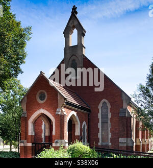 DUBUQUE, IOWA, août 2020--photo de paysage d'une belle ancienne chapelle historique sur le campus universitaire, le beau jour d'été. Banque D'Images