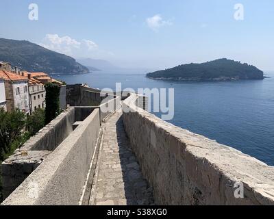 Murs de la ville de Dubrovnik avec l'océan en arrière-plan Banque D'Images