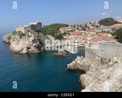 Vue sur la vieille ville depuis le mur de la ville de Dubrovnik Banque D'Images