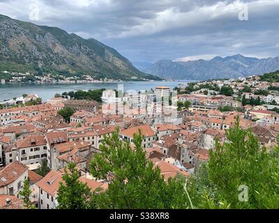 Vue sur les toits de kotor au Monténégro Banque D'Images