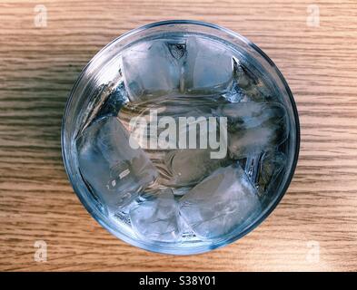 Capture au-dessus d'un verre d'eau avec des glaçons Banque D'Images